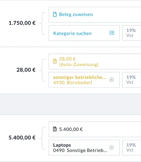 Drei Zahlungen mit Buchungsvorschlag: eine noch ohne Beleg, eine mit automatisch zugewiesenem Beleg und Konto 4930 Bürobedarf, eine mit Beleg und Konto 0490